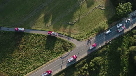 Erstaunliche-Drohnenaufnahme-Von-Feuerwehrautos,-Die-Während-Des-Sonnenuntergangs-4k-Vom-Einsatz-Zurückkommen