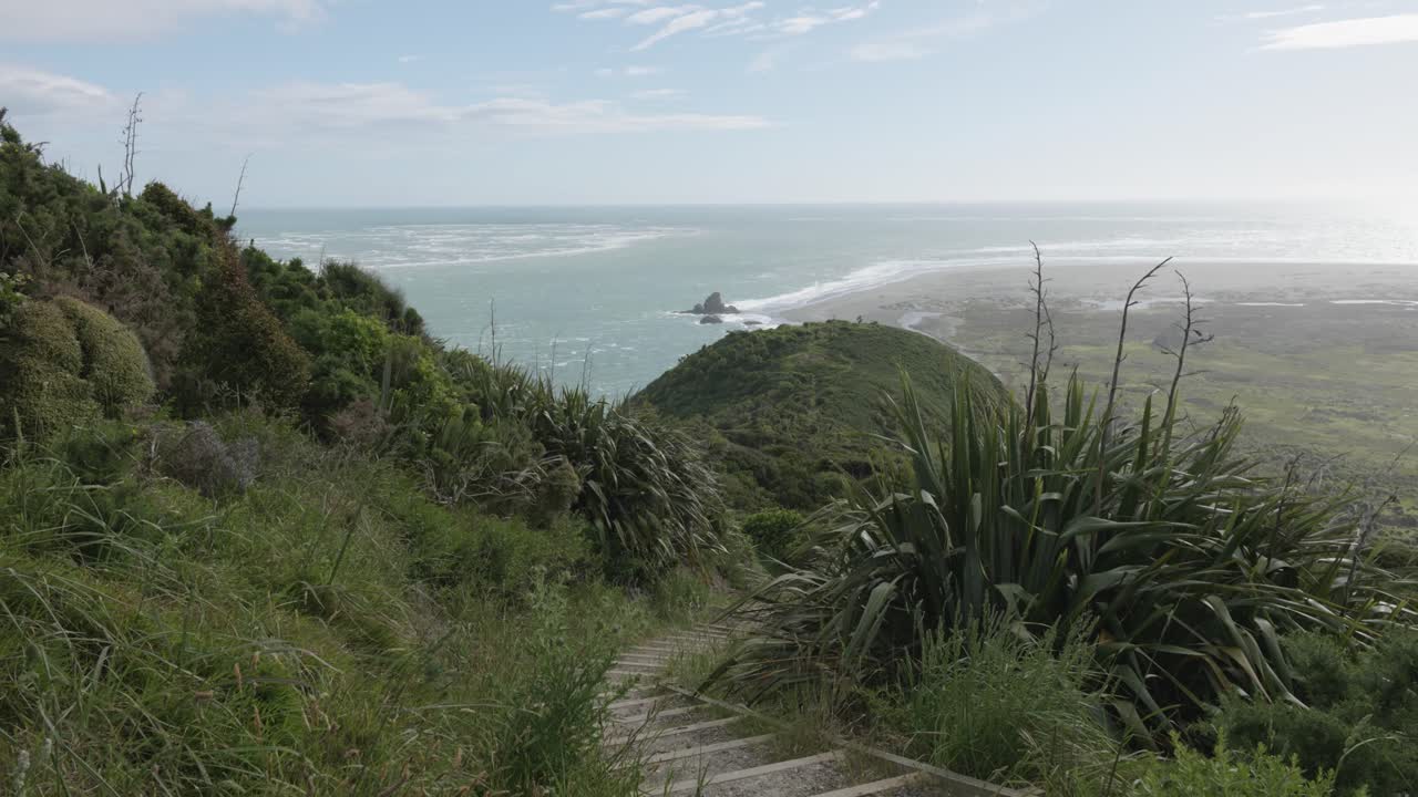 vista de la pista de omanawanui con la playa de whatipu en el fondo, nueva zelanda