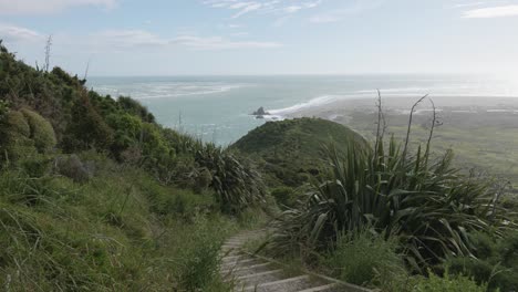 vista de la pista de omanawanui con la playa de whatipu en el fondo, nueva zelanda