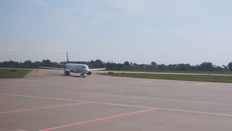 avión en la pista de rodaje del aeropuerto
