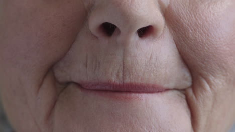 boca cerrada de una mujer de mediana edad sonriendo dientes felices salud dental