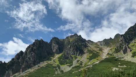 Hermosa-Montaña-De-Los-Altos-Tatras-Cerca-De-Vodopad-Skok-En-Eslovaquia---Tiro-De-Primer-Plano-De-Lapso-De-Tiempo