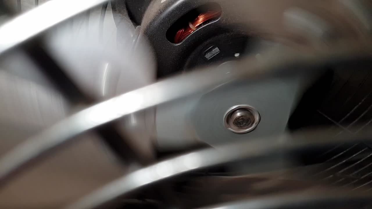 медленное вращение лопастей промышленного металлического вентилятора, стимпанк механическая тема