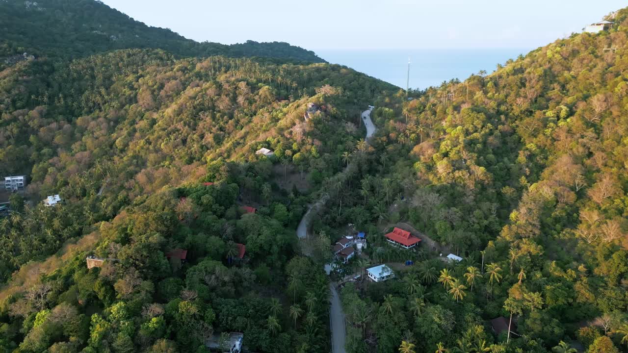 koh tao tailandia aérea revelando una playa impresionante desde el camino estrecho hasta las colinas