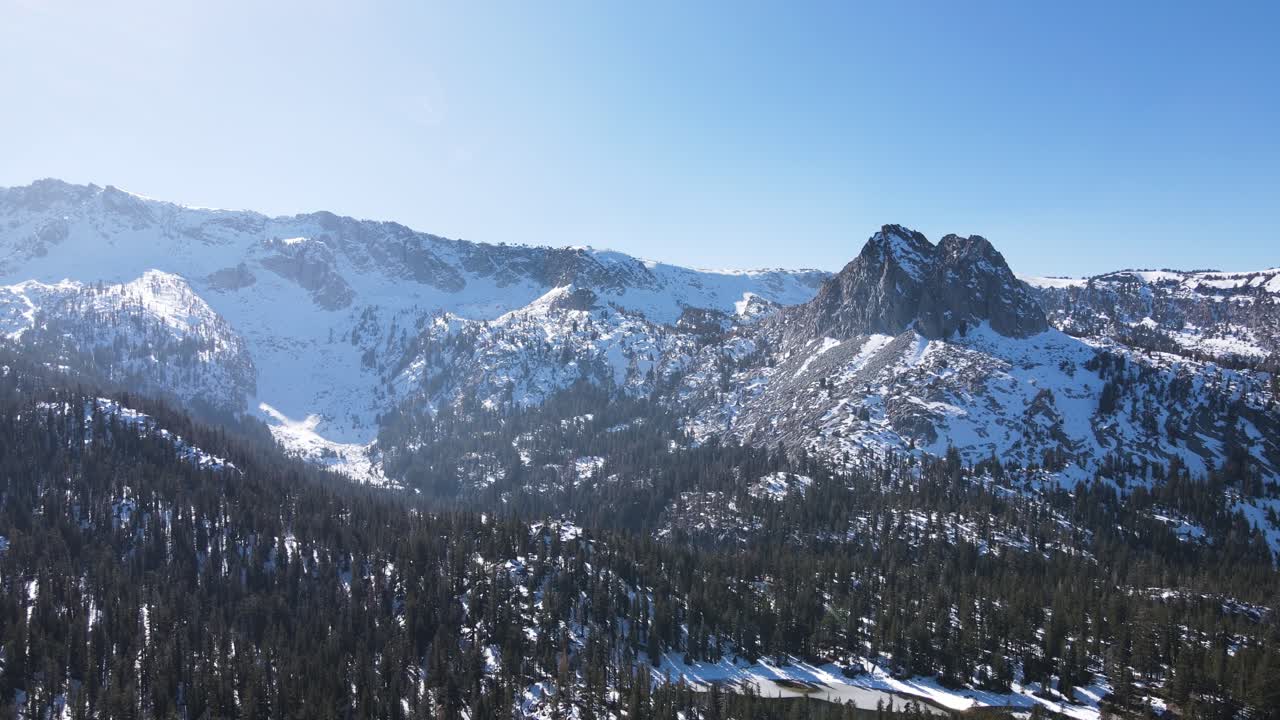 drone volando hacia montañas nevadas en mammoth lakes california
