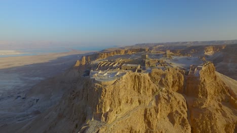 tire hacia atrás de la antena de masada con el mar muerto en el fondo