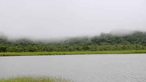 niebla y nubes sobre el bosque tropical por el lago, el establecimiento de tiro