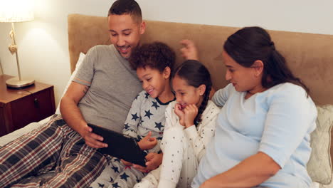 la familia, los niños y el dormitorio selfie para social