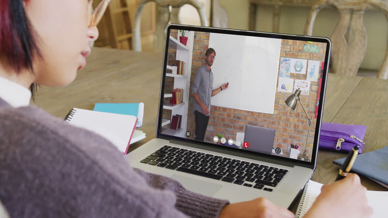 composición de una colegiala asiática en una computadora portátil aprendiendo en línea con un profesor caucásico