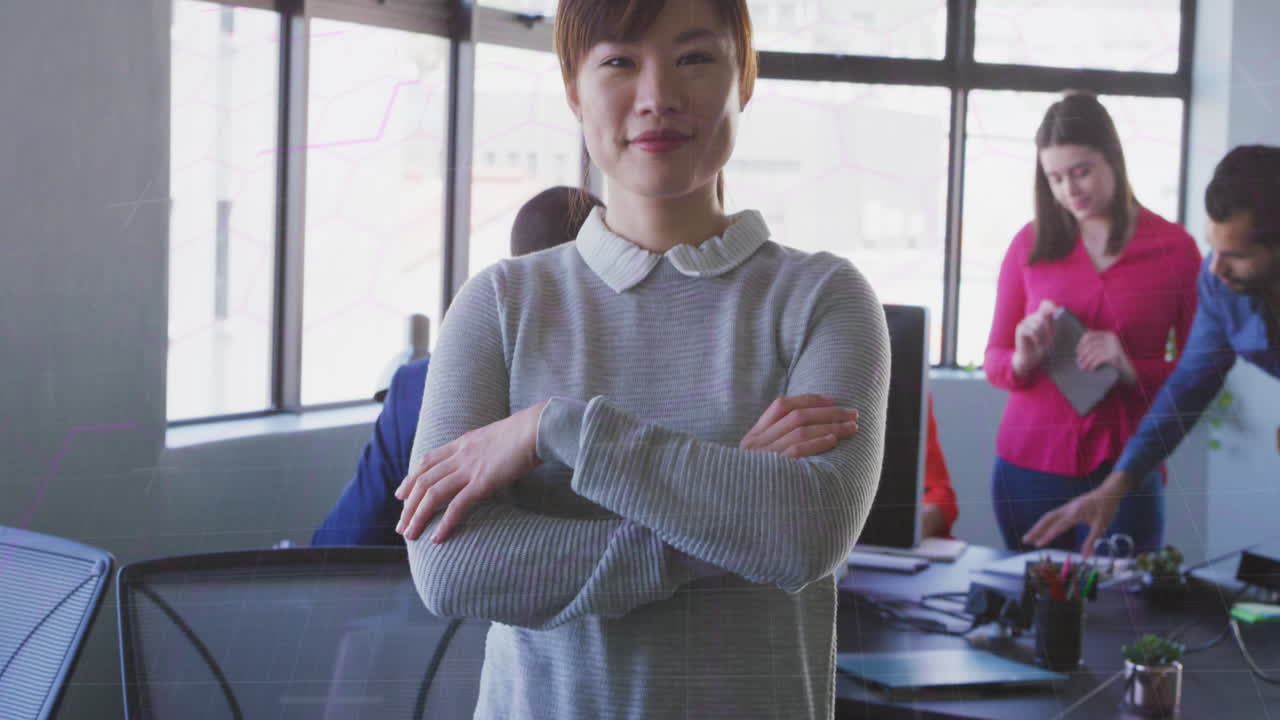 사무실에서 팔을 은 미소 짓는 아시아 사업가 여성의 초상화에 대한 그리드 패턴의 애니메이션