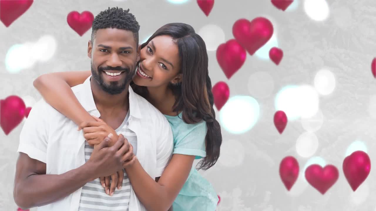Casal jovem feliz abraçando