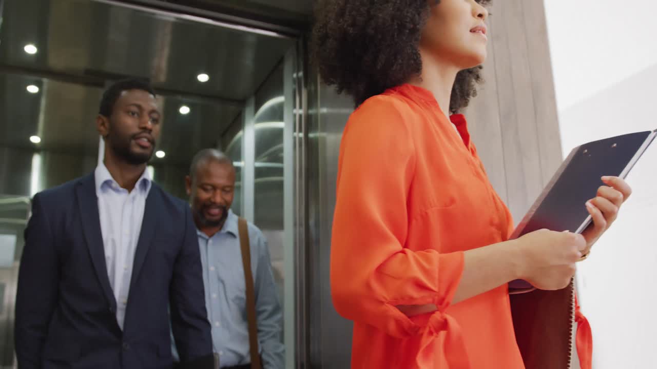 행복 한 다양한 사업가 들 이 사무실 에서 엘리베이터 를 타고, 느린 움직임