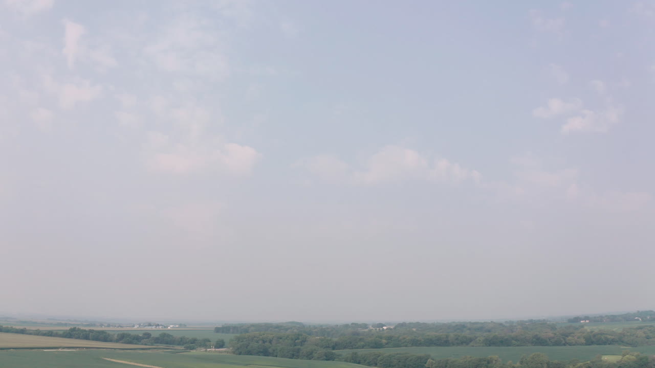 카메라가 ia, des moines의 대두 농장 위로 기울어집니다.