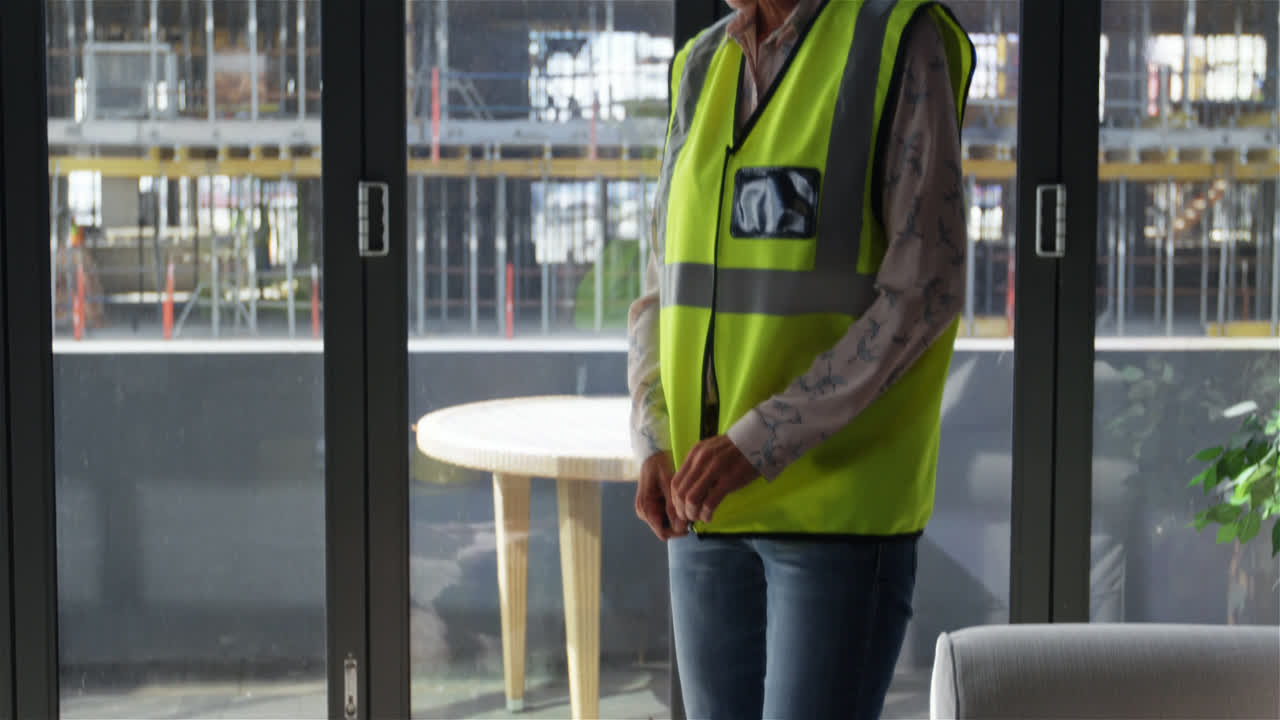 ingeniera mujer con uniforme 4k