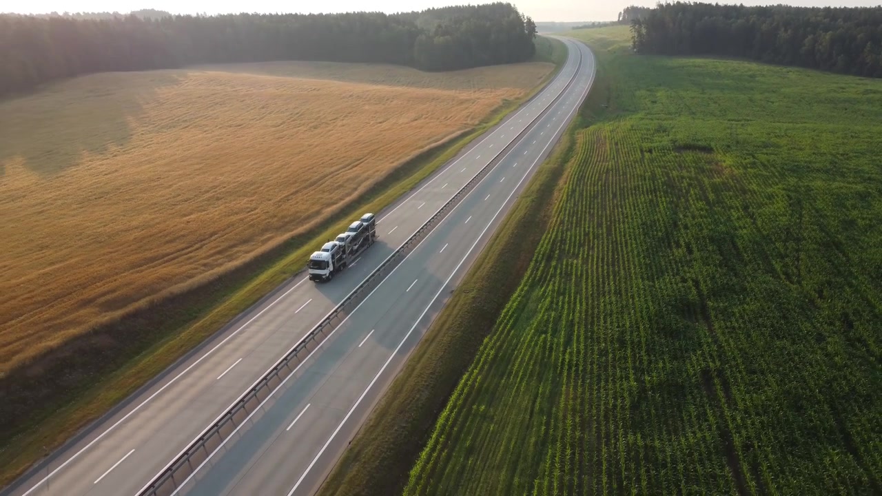 Bisarca che viaggia in autostrada attraverso un paesaggio rurale