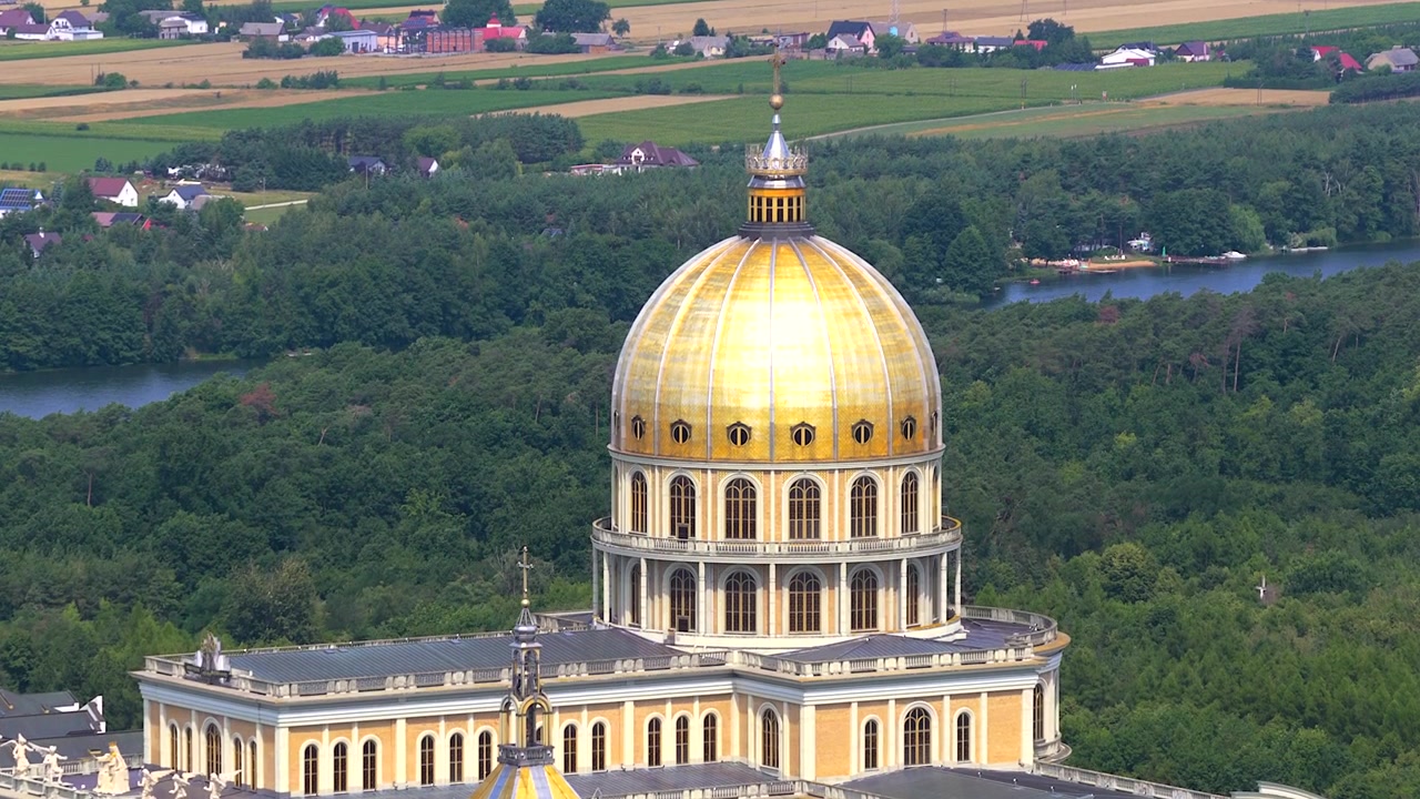 Luftaufnahme Drohne zeigt den berühmten katholischen Wallfahrtsort, die Basilika Unserer Lieben Frau von Licheń, umgeben von polnischer Landschaft