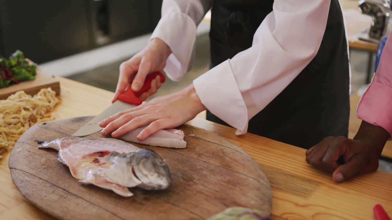 Chef cortando un pescado