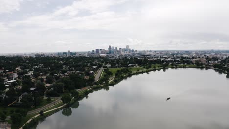 Drone-shot-of-the-Sloan's-Lake-shoreline-in-Denver,-Colorado