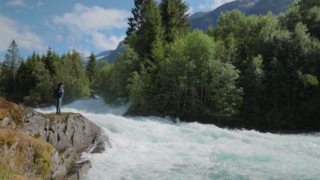 Wandernde-Frau-Geht-Mit-Einem-Wanderrucksack-In-Der-Wunderschönen-Natur-Norwegens-Spazieren.