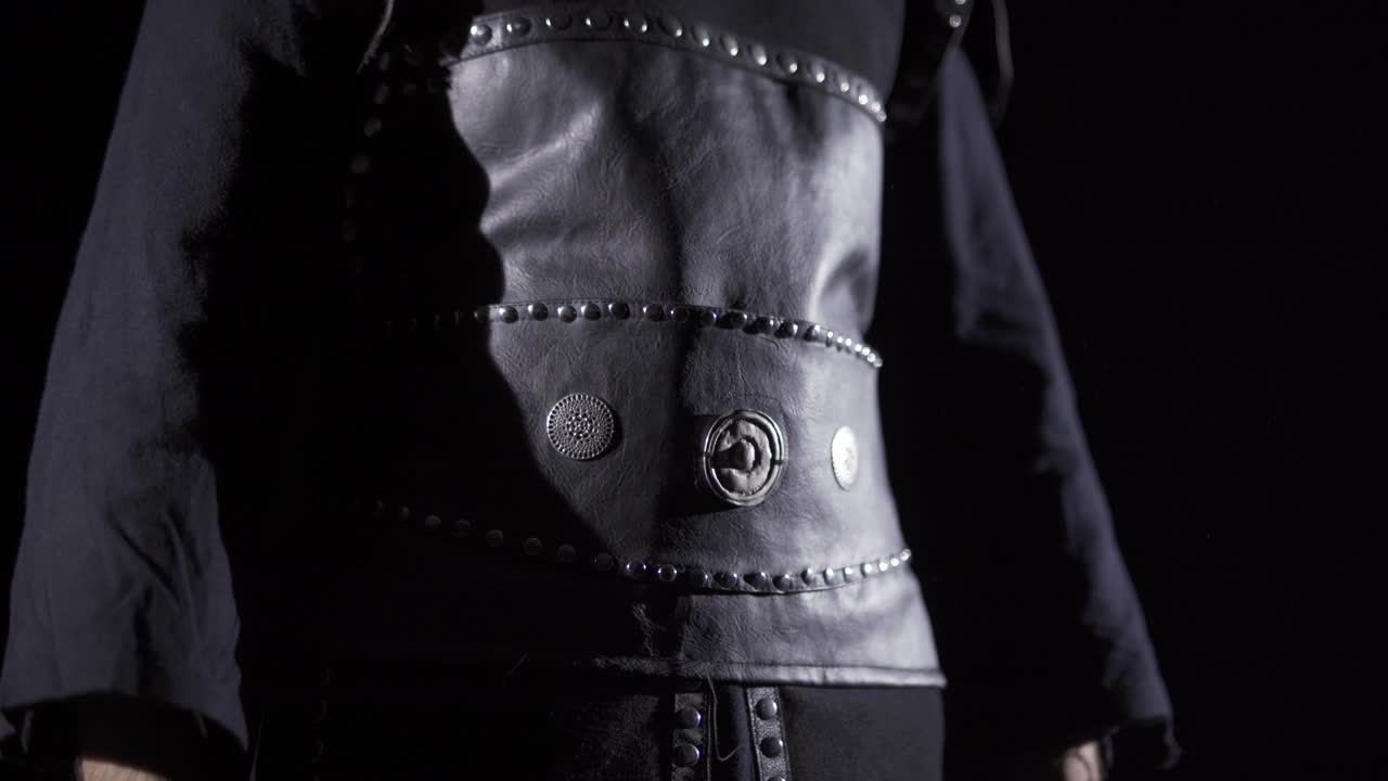 역사적 시대의 전사 군인. 검은 바탕.