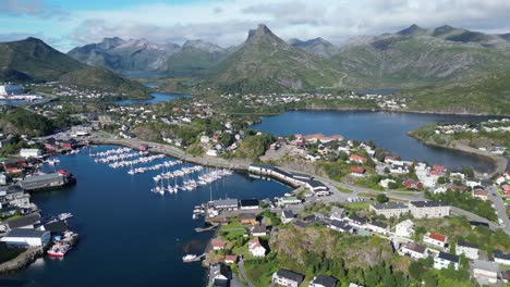 Pueblo-De-Svolvaer-Y-Fiordos-En-Las-Islas-Lofoten,-Noruega---Antena-4k