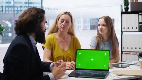 recibir el plan financiero de la familia de un asesor financiero utilizando una computadora portátil de pantalla verde