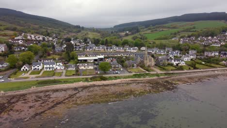 Vista-Aérea-De-La-Ciudad-Escocesa-De-Lamlash-En-La-Isla-De-Arran-En-Un-Día-Nublado,-Escocia