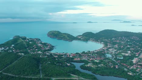 vista panorámica aérea de la playa de ferradura, pintoresca bahía de agua en forma de herradura turquesa en buzios