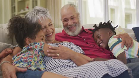 Abuelos-Abrazando-A-Sus-Nietos-En-Casa