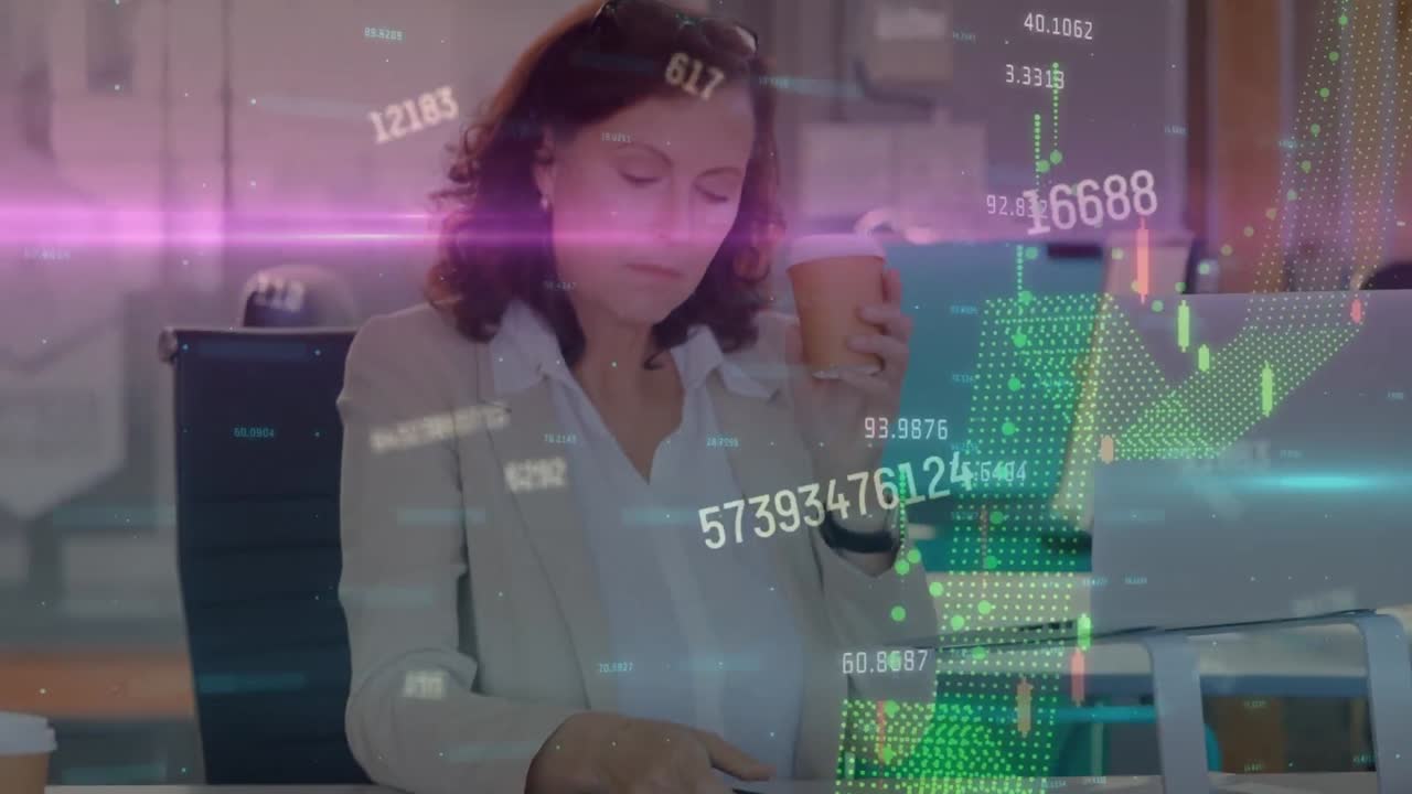 animación del procesamiento de datos sobre mujer de negocios caucásica en la oficina