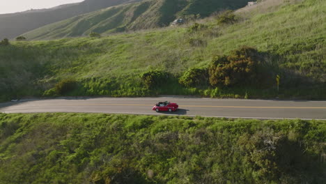 Tiro-Aéreo-Drone-Vuela-Sobre-Un-Porsche-Rojo-1993-Carrera-S-En-Las-Montañas-De-Malibu