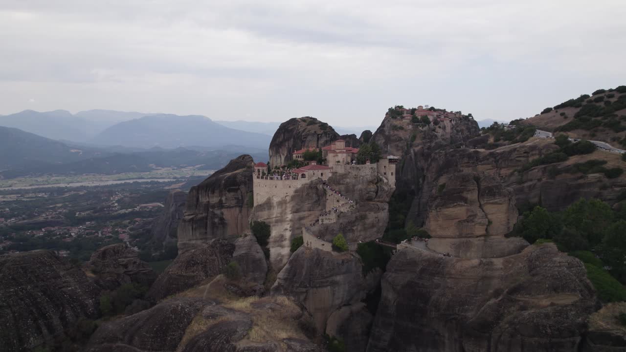 Tomada Aérea em Arco do Impressionante Mosteiro Ortodoxo Grego de Varlaam, Meteora