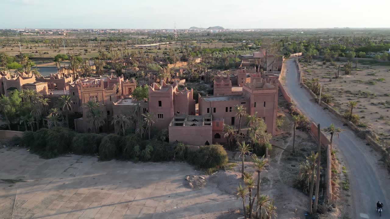 edificio marroquí en marrakech al atardecer