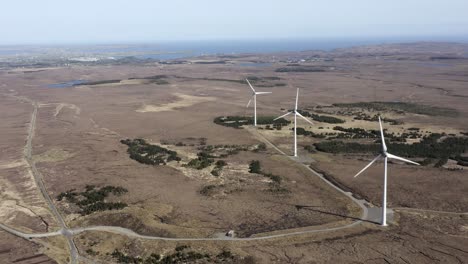 Toma-De-Un-Dron-De-Un-Parque-Eólico-Con-Turbinas-Eólicas-Giratorias-Que-Generan-Energía-Verde-Y-Sostenible