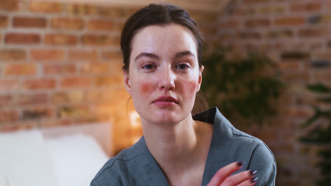 mujer en el dormitorio