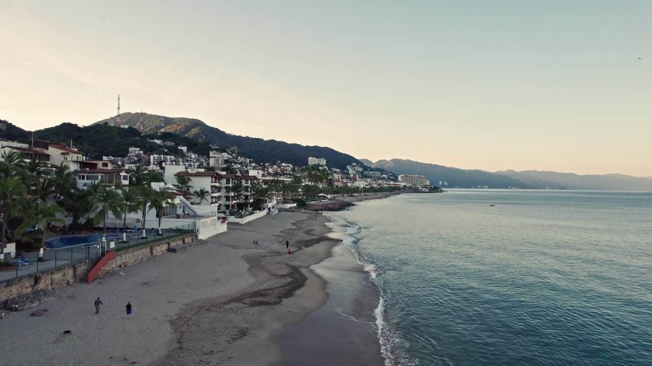 Se observa la vasta y hermosa costa de Puerto Vallarta, volando sobre el litoral, apreciando la ciudad y el mar.