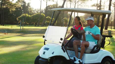 Zwei-Golfspieler-Steigen-In-Einen-Golfbuggy