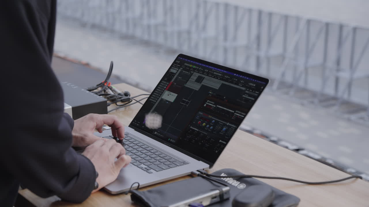 ingeniero de sonido trabajando en una computadora portátil