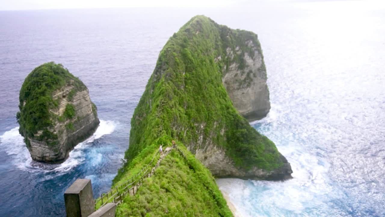 camino lujoso en un hermoso día soleado a la playa kelingking nusa penida bali indonesia