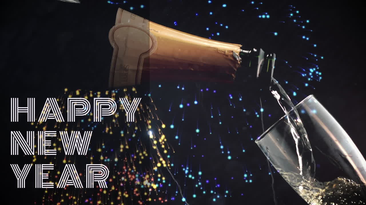 champán vertido en vaso en la víspera de año nuevo 4k