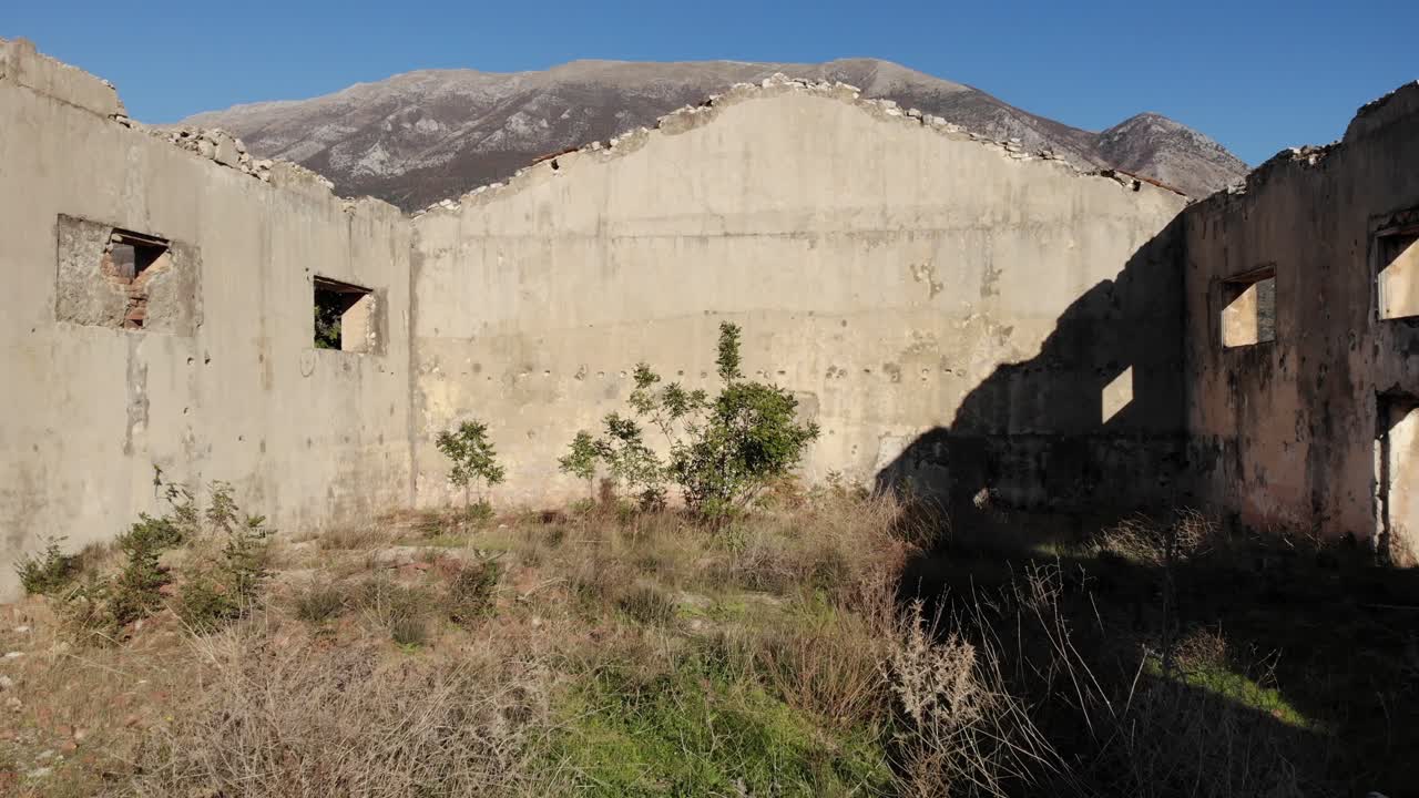 esqueleto de paredes de edificios que sirvieron como dormitorio en campos de persecución del régimen comunista en albania