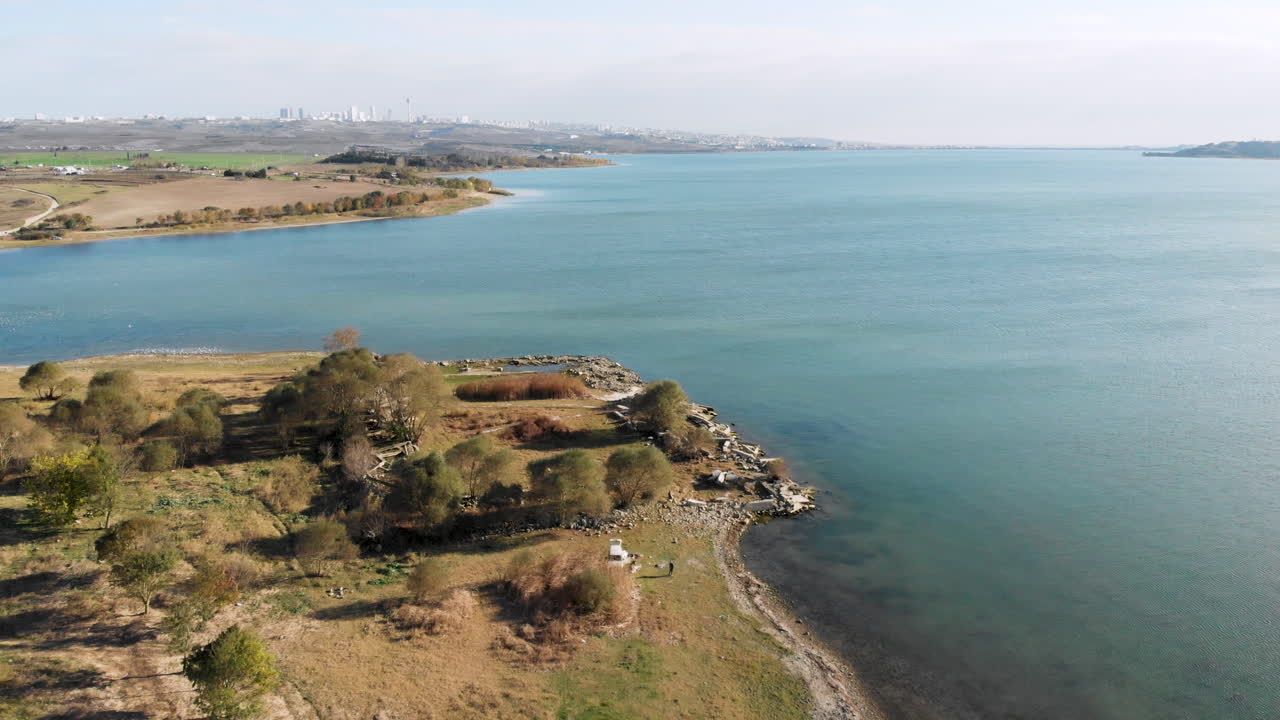 drone shot vista amplia para el lago en la gobernación de bashak shahir de estambul - turquía