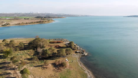 Drone-Shot-Vista-Amplia-Para-El-Lago-En-La-Gobernación-De-Bashak-Shahir-De-Estambul---Turquía