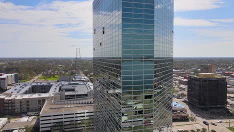 Imágenes-De-Drones-Aéreos-Edificio-De-Oficinas-De-Gran-Altura-De-Vidrio-Reflejado-Con-Tormenta,-Daños-Por-Vientos-Fuertes-Y-Ventanas-Rotas-En-Iowa