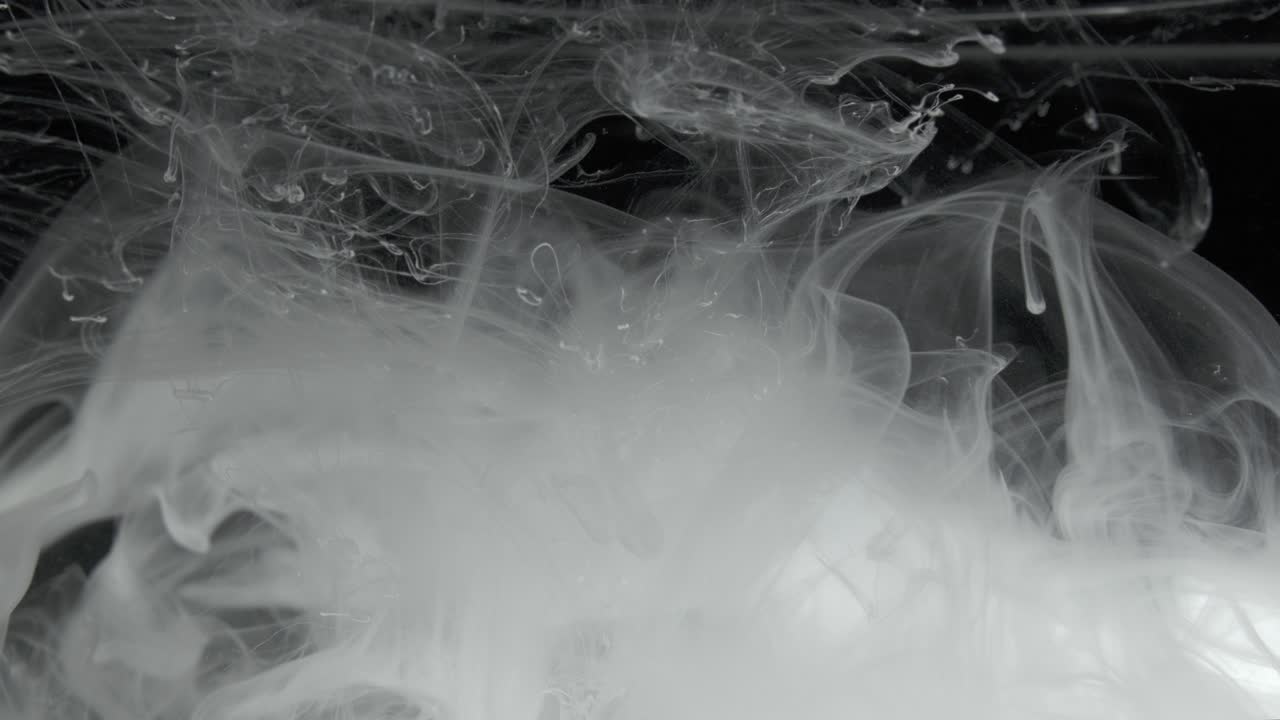 검은 바탕에 촬영된 물 속의 색 잉크 효과