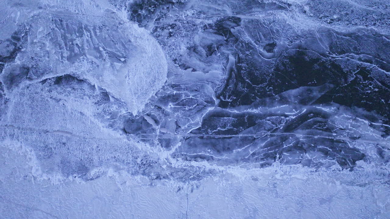 video de avión no tripulado volando hielo congelado en la parte superior de los ríos y o lagos