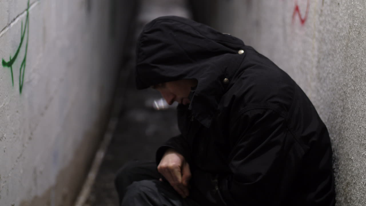 초점이 맞춰지는 외부 골목에서 철수를 경험하는 거리 사람