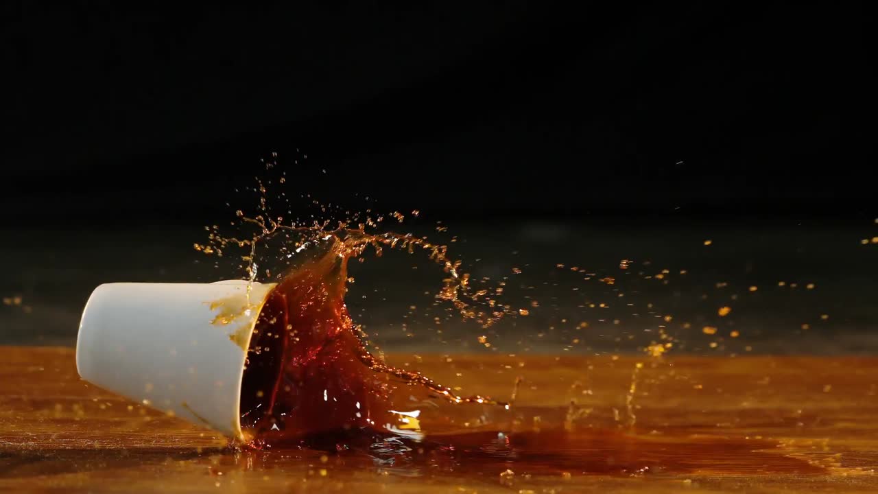 Caffè che si rovescia sul pavimento 4k