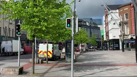 Leere-Stadt,-Wenig-Verkehr,-Leere-Bürgersteige,-Weil-Menschen-Quarantänebeschränkungen-Durch-Corona-Virus-Einhalten-Müssen,-Ampeln-Ohne-Zweck