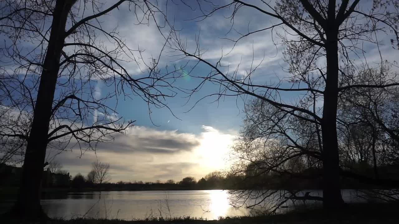 비행기가 지나가는 호수의 일몰